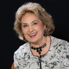 Após três semanas internada, Eva Wilma recebe alta e deixa hospital