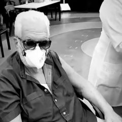 Autor Manoel Carlos é vacinado aos 87 anos contra a Covid-19