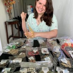 Voluntária produz bijuterias para ajudar na manutenção da Associação de Parkinson de PE