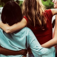 Estudo revela que mantemos apenas cinco amigos íntimos na vida adulta