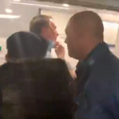Humberto Costa quer punição à Azul por ter permitido o presidente e tripulantes sem máscara