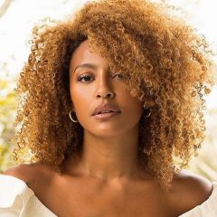 Sheron Menezzes acumula elogios ao publicar clique praiano