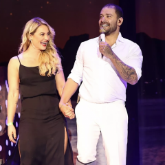 Diogo Nogueira leva Paolla ao palco e casal troca beijos durante show