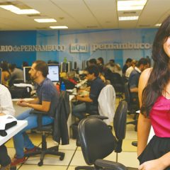 Julia Schiaffarino na bancada do Roda Viva de hoje na TV Cultura