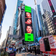 Marília Mendonça e Maiara e Maraisa estrelam campanha na Times Square