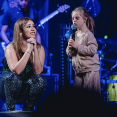 Marília Mendonça cantou com fã mirim em seu último show