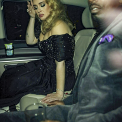 Adele é clicada com o namorado após show especial em Londres