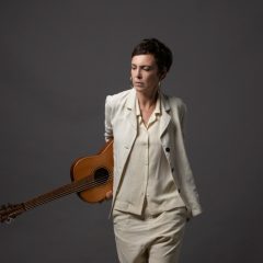 Adriana Calcanhoto volta ao Recife para show voz e violão