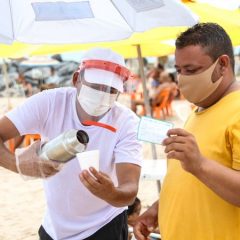 Caldinho da Vacina na praia do Pina estimula banhistas a buscarem vacinação contra a Covid-19