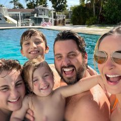 Claudia Leitte curte dia de sol e piscina com marido e filhos