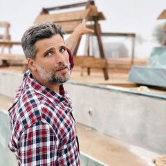 Bruno Gagliasso se dedica a construção de rancho no interior do Rio de Janeiro