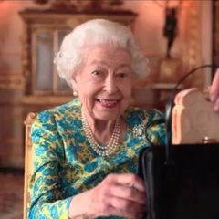 Rainha Elizabeth grava vídeo e diverte a web