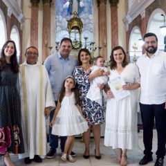 Filha de Marília Arraes e André de Souza é batizada na Matriz das Graças