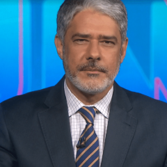 William Bonner recebe prêmio pelo uso da voz a serviço da comunicação