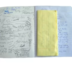 Caderno com detalhes sobre o julgamento de Johnny Depp e Amber Heard é leiloado por R$ 70 mil