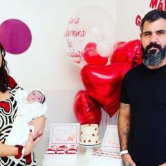 Juliano Cazarré celebra no hospital primeiro mês da filha recém-operada