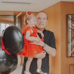 Em tratamento contra câncer, Roberto Justus celebra aniversário da neta
