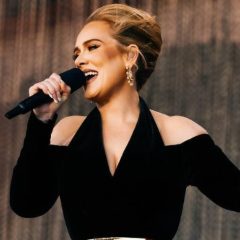 Cantora Adele comenta sobre fãs que estão jogando objetos nos palcos durante show