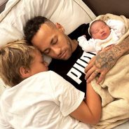 Neymar posta foto dormindo com a bebê Mavie e o filho Davi