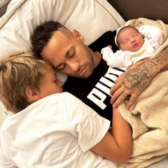 Neymar posta foto dormindo com a bebê Mavie e o filho Davi
