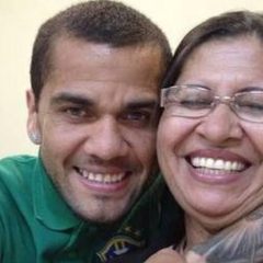 Mãe de Daniel Alves revela rosto e nome de mulher que acusa seu filho de estupro