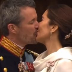 Emoção e beijo real na cerimônia de ascensão do Rei Frederik X na Dinamarca