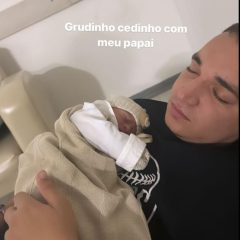 Amor de pai: João Gomes cochila com o filho no colo horas após seu nascimento
