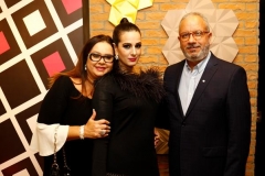 Amarilis Andrade e Wagner Andrade ladeando a empresaria Patricia Maya.  Crédito: Marlon Diego/Esp.DP