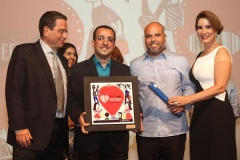 Aleide Couto e Mauricio Rands no palco central com vencedor da categoria Home Center Ferreira Costa junto com a Agencia Ampla Comunicacao. (Copy)