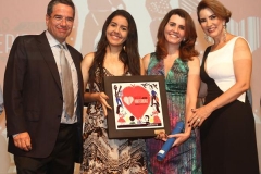 Aleide Couto e Mauricio Rands no palco central com vencedoras na categoria Loja de Material de Construcao Ferreira Costa junto com a Agencia Ampla Comunicacao. (Copy)