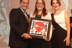Alexandre Rands e Aleide Couto entrega premio a vencedor da categoria Supermercados, bompreco e hiperbompreco (Copy)