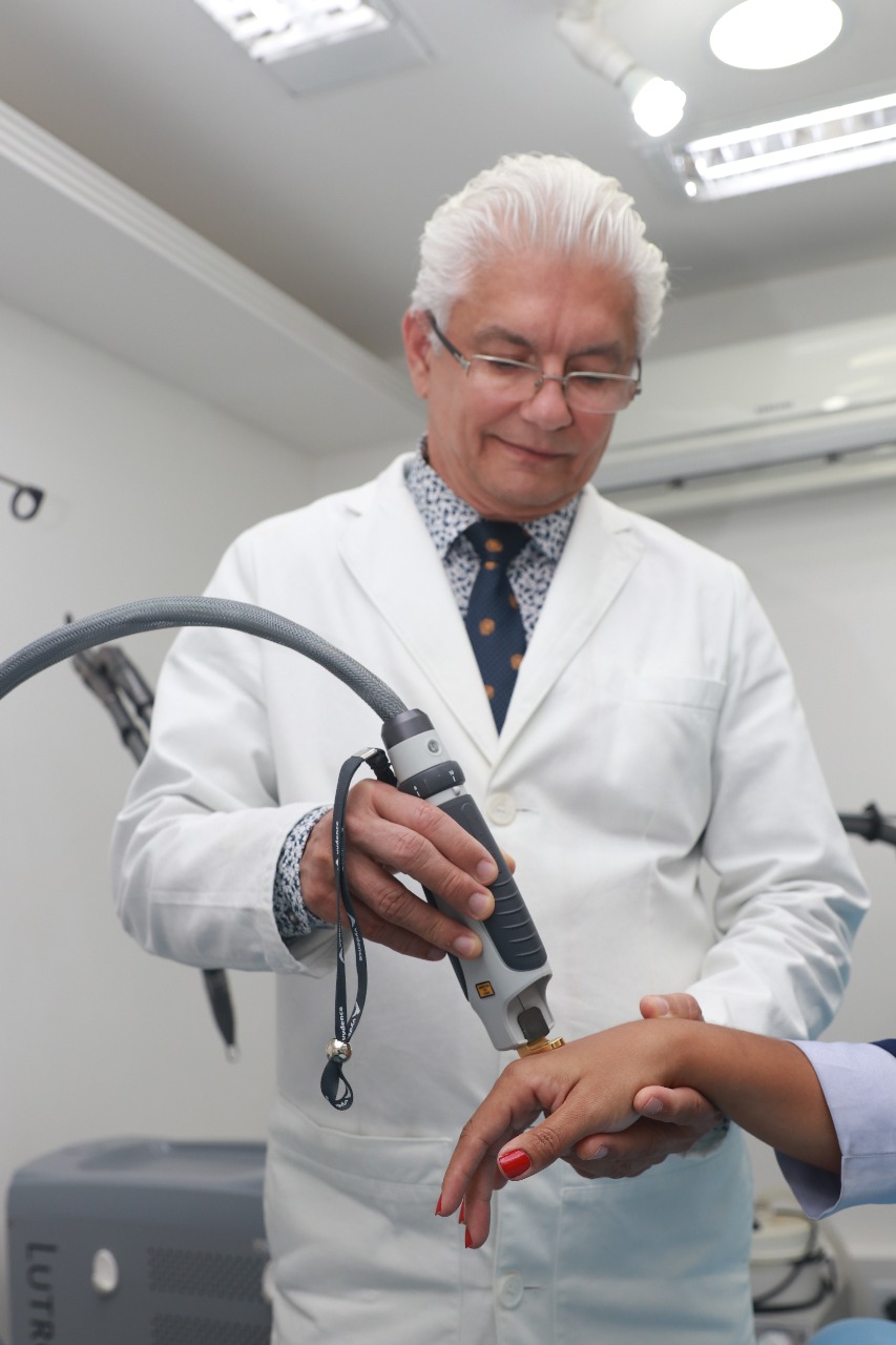 Dermatologista Emmanuel França aplicando o ZYE Laser