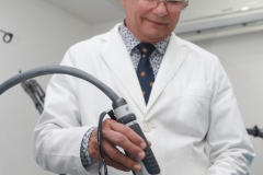 Dermatologista Emmanuel França aplicando o ZYE Laser