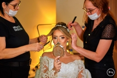 A noiva nos últimos ajustes antes de subir ao altar