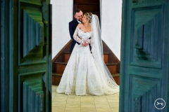 Noivos selam a união na Igreja Madre de Deus