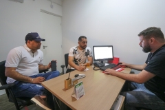 Clientes fechando negócio