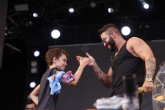 Gusttavo Lima recebeu criança que declarou ter superado a depressão com as músicas do cantor