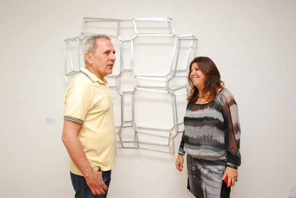 Luiz Hermano e a galerista Lucia Costa Santos - Foto: Lú Streithorst/Cortesia