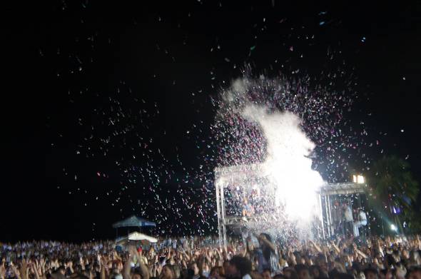 Chuva de confetes na orla - Crédito: Débora Leão DP/D.A Press