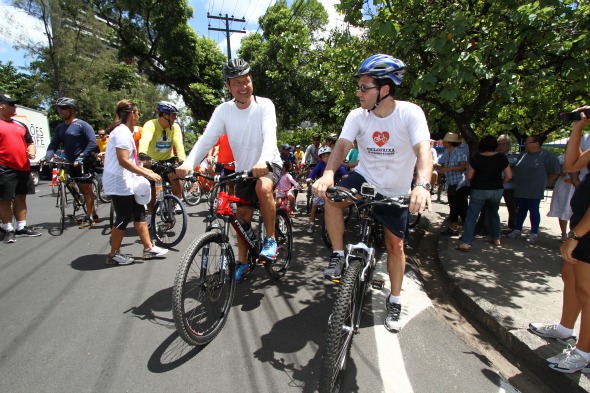 Eduardo e Geraldo dando o start da ciclofaixa. Crédito: Alcione Ferreira / DP / D.A Press