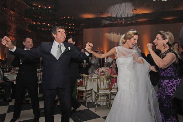Os noivos dançam ao som de Rita Lee