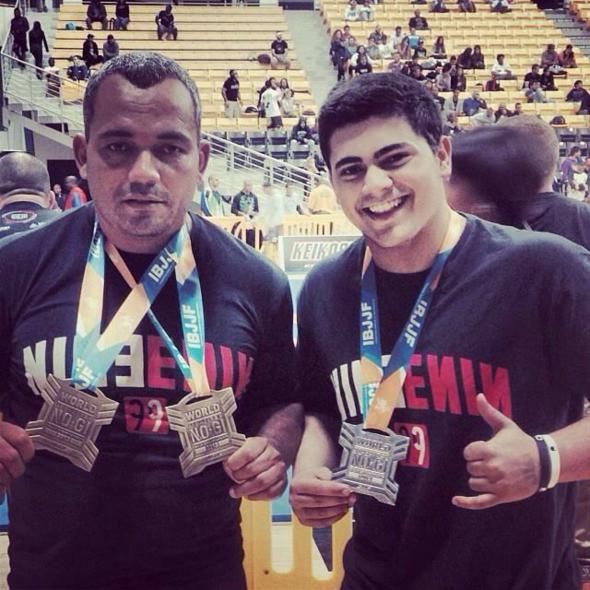 À direita, Luiz Felipe comemora a medalha. Crédito: Reprodução Instagram
