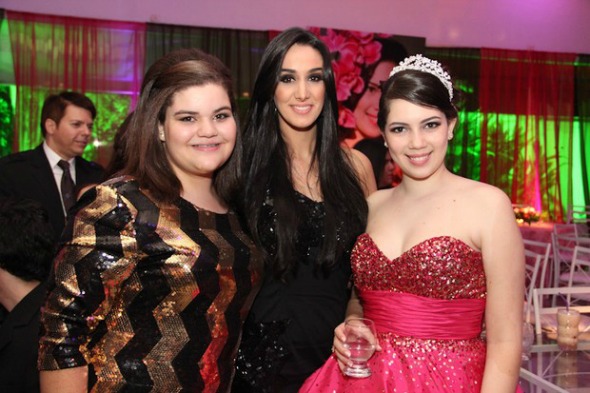 A cantora Marina Elali entre Laura e sua irmã, Beatriz - Crédito: Ricardo Policarpo/Divulgação