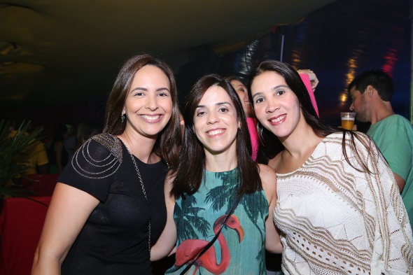 Luciana Cavalcanti, Cacau Acioli e Luciana Baia curtiram o show do camarote