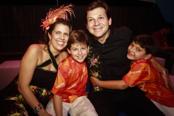 Com os filhos Eduardo e Rodrigo e Geraldo Julio na folia de 2013. Crédito: Andrea Rego Barros / PCR / Divulgação 