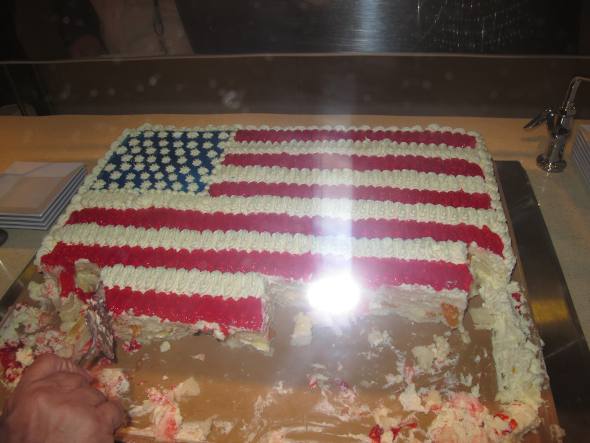 O bolo da inauguração, em formato da bandeira dos Estados Unidos