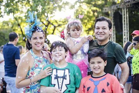 Geraldo Julio e Cristina Mello com os filhos no Parque da Jaqueira - Crédito: Andréa Rêgo Barros/PCR/Divulgação