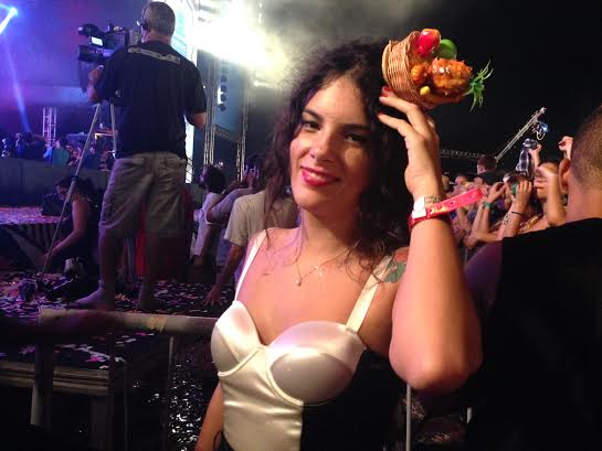 A cantora Céu no frontstage da Nação Zumbi - Crédito: Cecília Ramos/DP DA Press