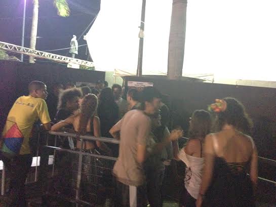 Pupillo na entrada do backstage tentando levar Céu (no canto direito de diadema na cabeça) - Crédito: Cecília Ramos/DP DA Press