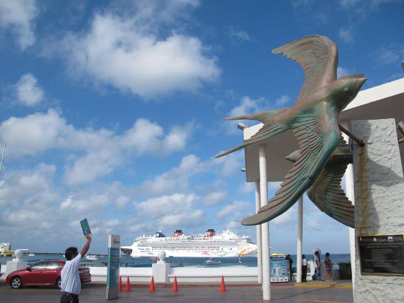 Monumento com navio no porto